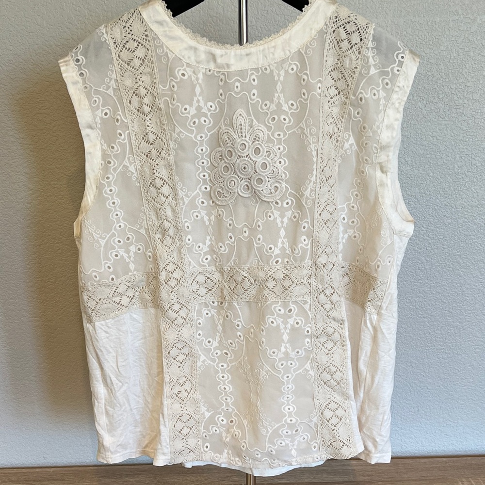 Chic Ivory Lace Sleeveless Blouse